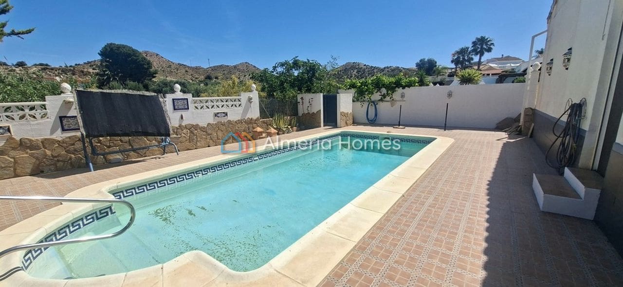 Chalet de 3 habitaciones en Arboleas en venta con piscina garaje - 255.000 € (Ref: 10021615)