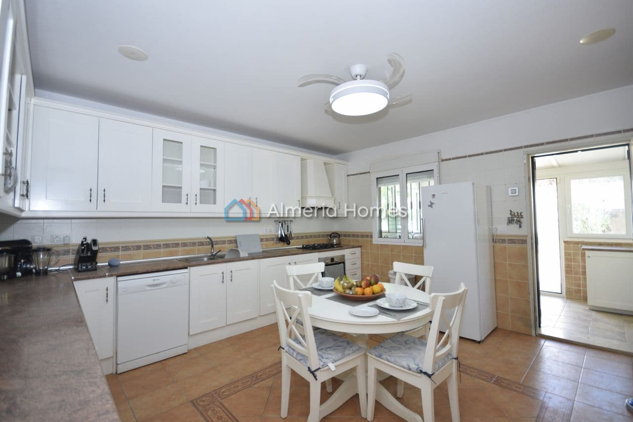5 bedroom Villa for sale in Cantoria with pool garage - € 349,995 (Ref: 10041966)