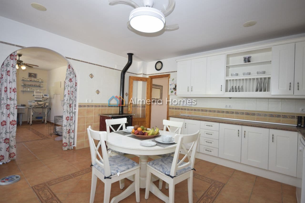 5 bedroom Villa for sale in Cantoria with pool garage - € 349,995 (Ref: 10041966)