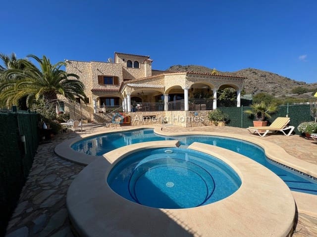 5 soverom Villa til salgs i Cala Pañizo, Cuevas del Almanzora med svømmebasseng garasje - € 1 200 000 (Ref: 10057310)