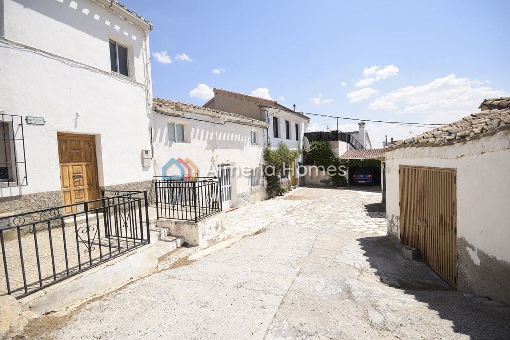 5 soveværelse Byhus til salg i Cela - € 49.500 (Ref: 4679984)