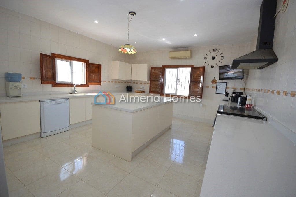 3 soveværelse Villa til salg i Oria med swimmingpool - € 275.000 (Ref: 8506070)