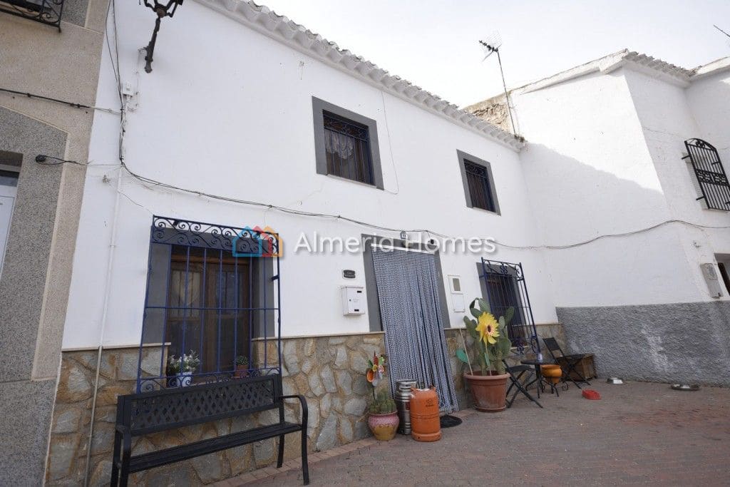 6 soveværelse Finca/Landehus til salg i Chirivel med swimmingpool - € 90.000 (Ref: 8548731)