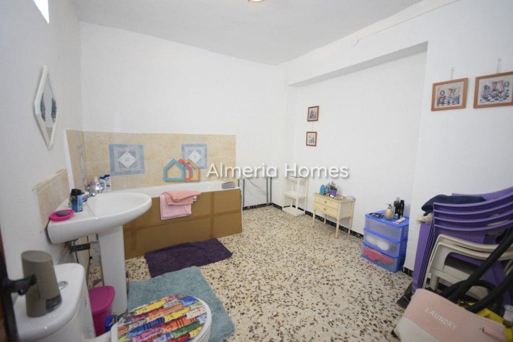 6 soveværelse Finca/Landehus til salg i Chirivel med swimmingpool - € 90.000 (Ref: 8548731)