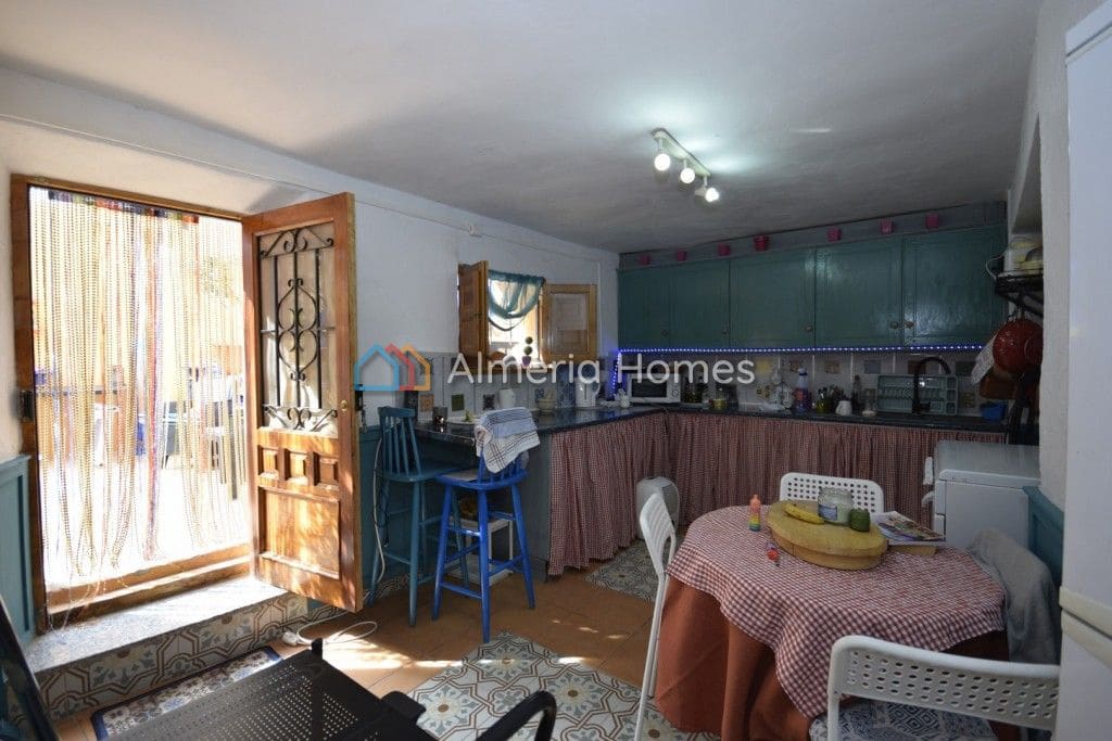 6 soveværelse Finca/Landehus til salg i Chirivel med swimmingpool - € 90.000 (Ref: 8548731)