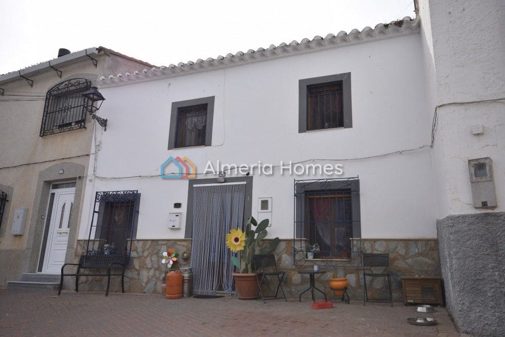 6 soveværelse Finca/Landehus til salg i Chirivel med swimmingpool - € 90.000 (Ref: 8548731)