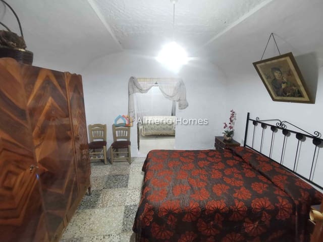 5 bedroom Cave House for sale in Benamaurel - € 50,000 (Ref: 8852999)