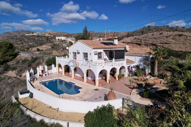 3 soveværelse Finca/Landehus til salg i Albox med swimmingpool - € 325.000 (Ref: 9402504)