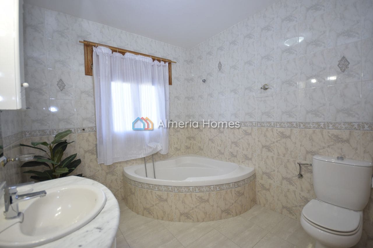 Chalet de 7 habitaciones en Albox en venta con garaje - 450.000 € (Ref: 9642189)