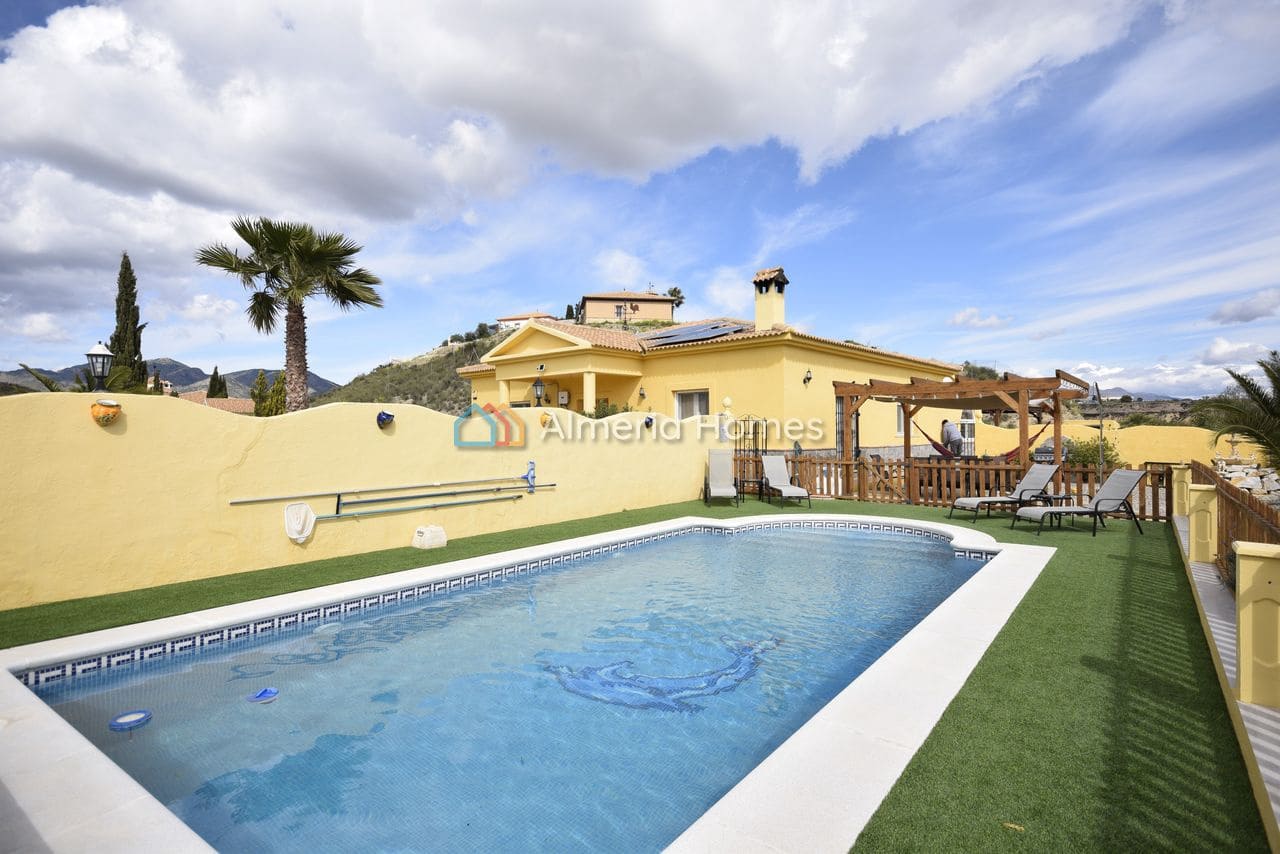Chalet de 3 habitaciones en Cantoria en venta con piscina garaje - 364.995 € (Ref: 9669306)