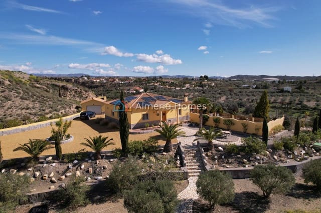 Chalet de 3 habitaciones en Cantoria en venta con piscina garaje - 364.995 € (Ref: 9669306)