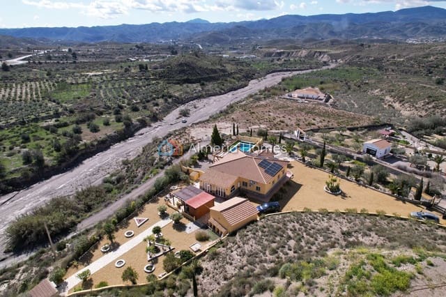 Chalet de 3 habitaciones en Cantoria en venta con piscina garaje - 364.995 € (Ref: 9669306)