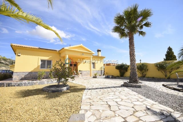 Chalet de 3 habitaciones en Cantoria en venta con piscina garaje - 364.995 € (Ref: 9669306)