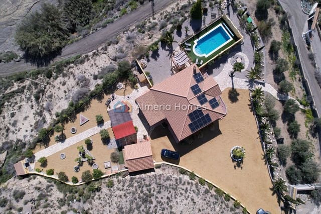Chalet de 3 habitaciones en Cantoria en venta con piscina garaje - 364.995 € (Ref: 9669306)
