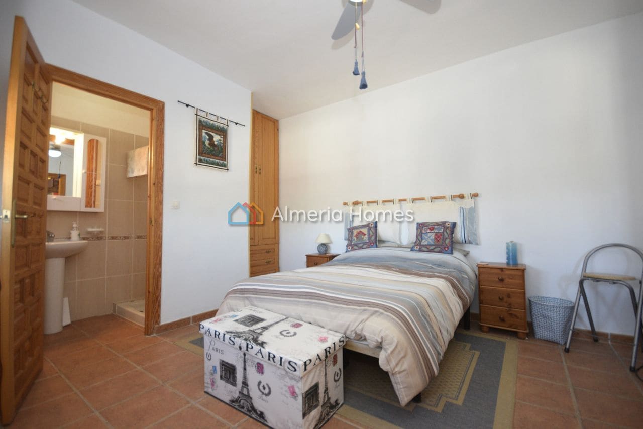 4 quarto Moradia para venda em Caniles com piscina - 184 995 € (Ref: 9688454)