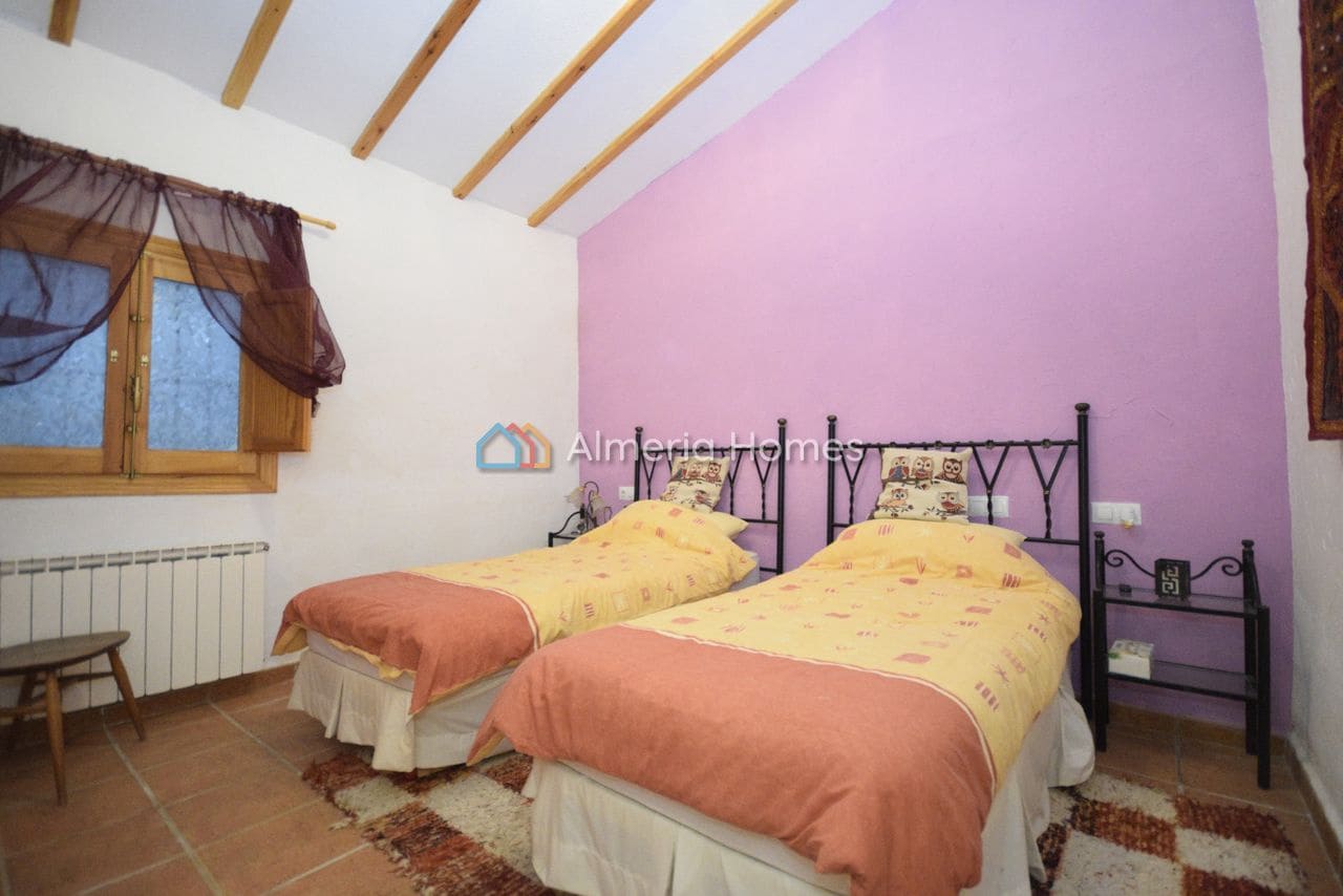 4 quarto Moradia para venda em Caniles com piscina - 184 995 € (Ref: 9688454)