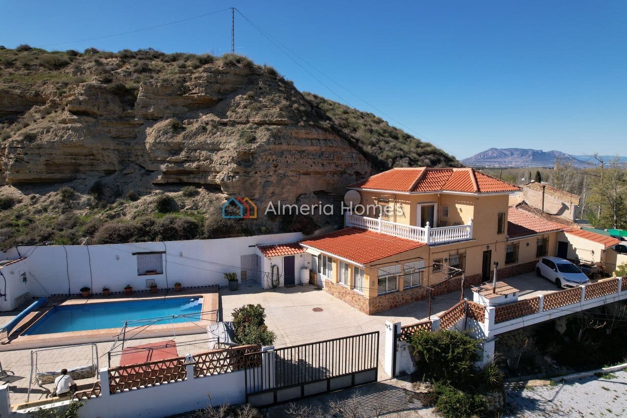 4 quarto Moradia para venda em Caniles com piscina - 184 995 € (Ref: 9688454)