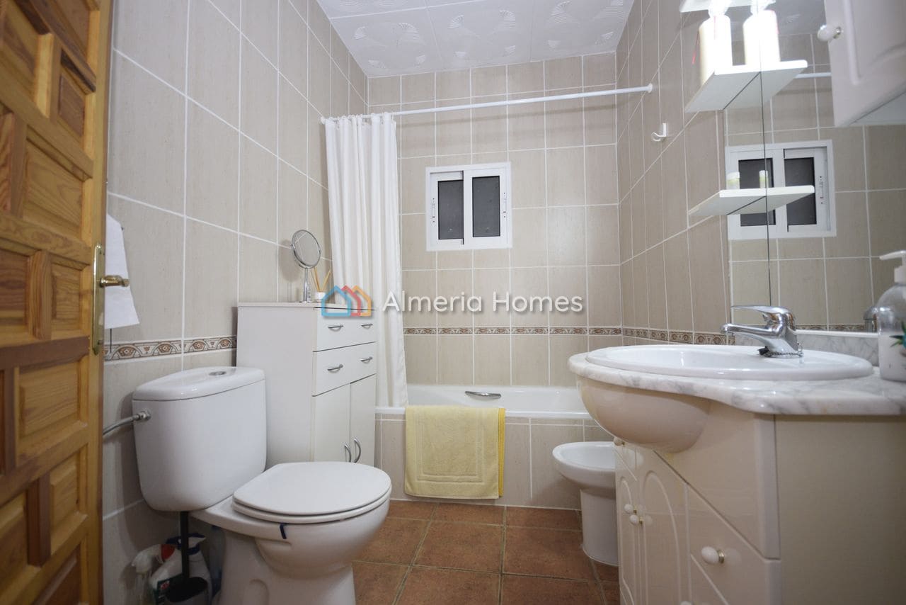 4 quarto Moradia para venda em Caniles com piscina - 184 995 € (Ref: 9688454)