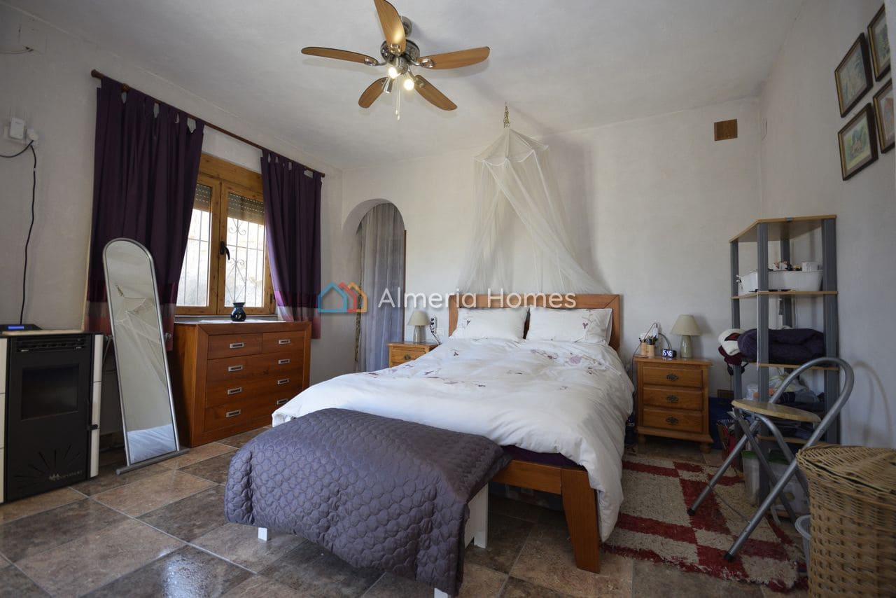 4 quarto Moradia para venda em Caniles com piscina - 184 995 € (Ref: 9688454)