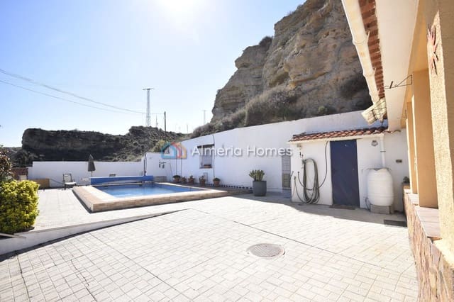 4 bedroom Villa for sale in Caniles with pool - € 184,995 (Ref: 9688454)