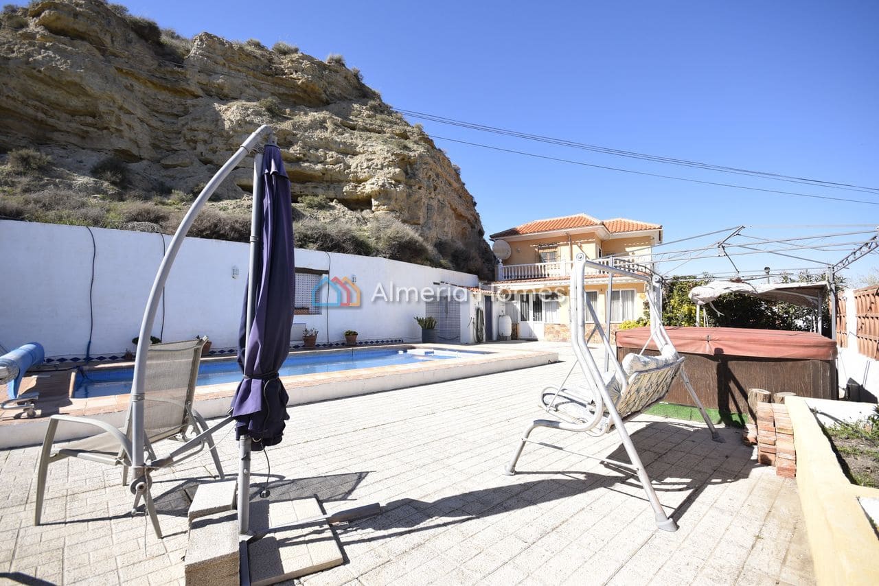 4 quarto Moradia para venda em Caniles com piscina - 184 995 € (Ref: 9688454)