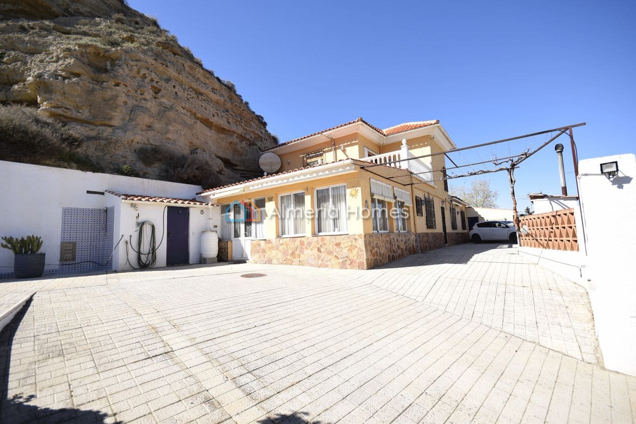 4 quarto Moradia para venda em Caniles com piscina - 184 995 € (Ref: 9688454)