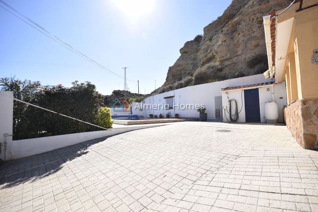 4 bedroom Villa for sale in Caniles with pool - € 184,995 (Ref: 9688454)