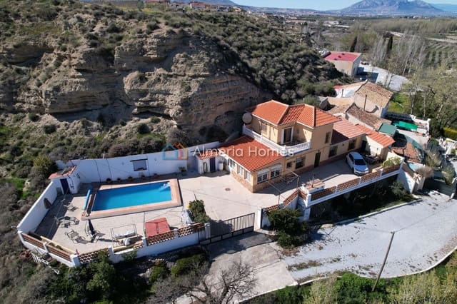 4 bedroom Villa for sale in Caniles with pool - € 184,995 (Ref: 9688454)