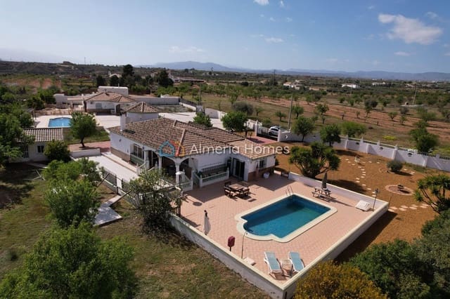 Chalet de 4 habitaciones en Albox en venta con piscina garaje - 309.995 € (Ref: 9730886)