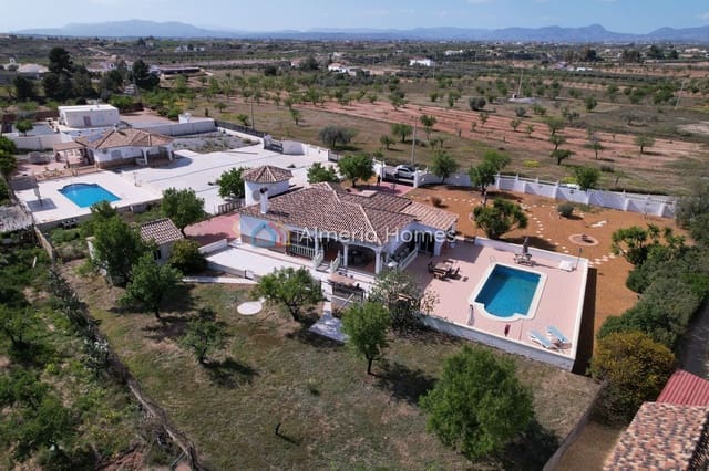 Chalet de 4 habitaciones en Albox en venta con piscina garaje - 309.995 € (Ref: 9730886)