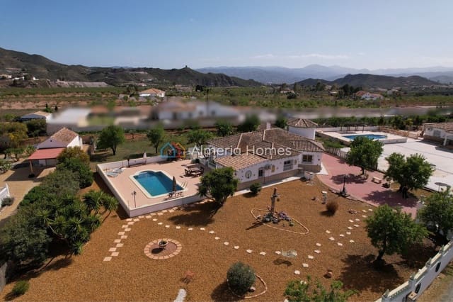 Chalet de 4 habitaciones en Albox en venta con piscina garaje - 309.995 € (Ref: 9730886)