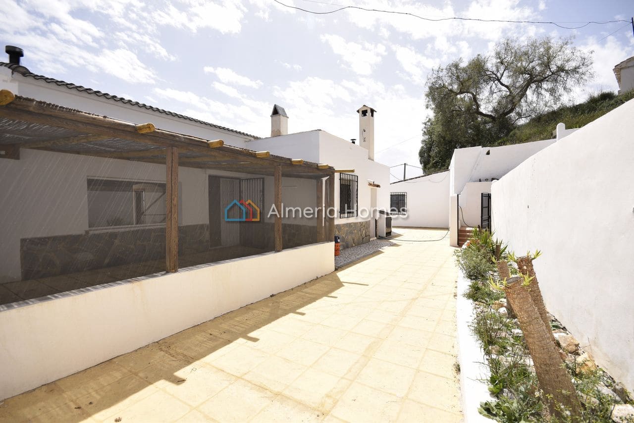 4 bedroom Villa for sale in Albox with pool garage - € 249,000 (Ref: 9761257)