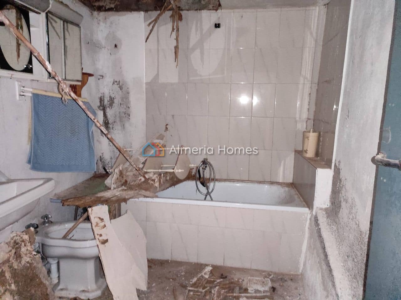 7 soverom Hus til salgs i Somontin - € 15 000 (Ref: 9891322)