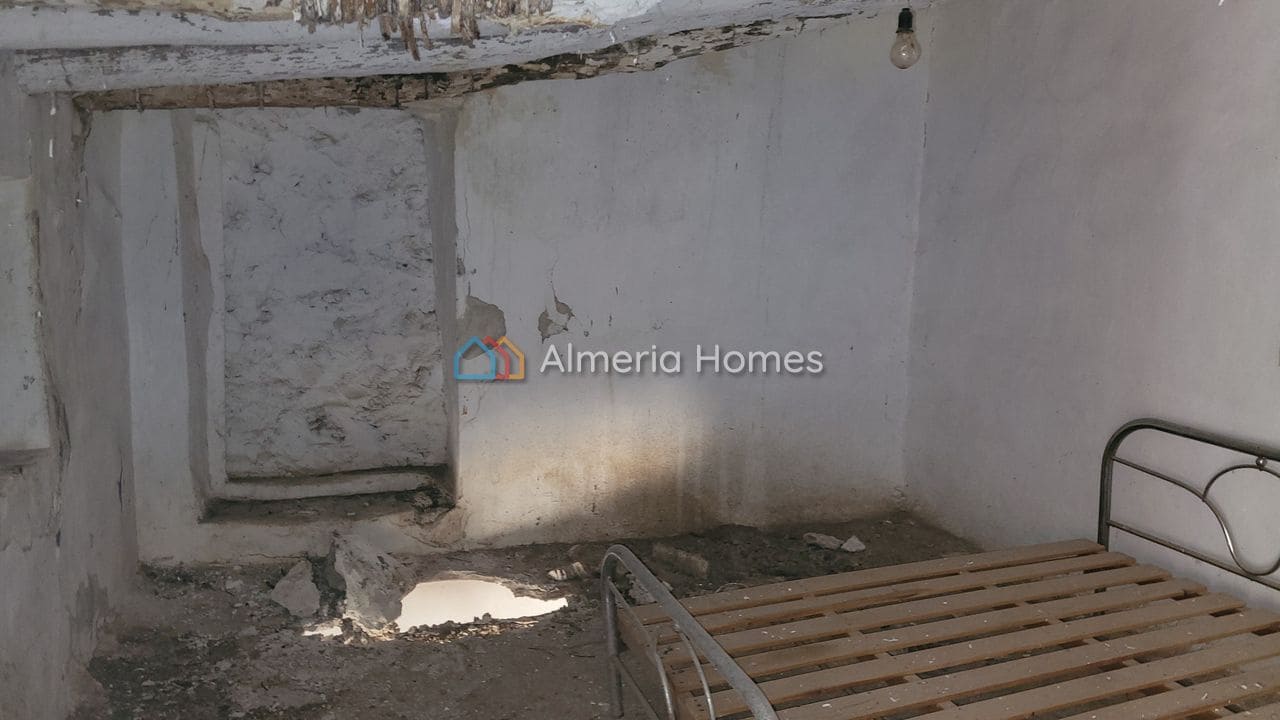 Casa de 4 habitaciones en Oria en venta - 23.000 € (Ref: 9891323)