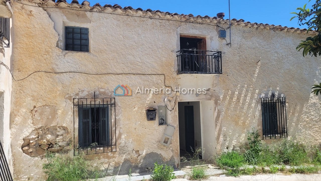 Casa de 4 habitaciones en Oria en venta - 23.000 € (Ref: 9891323)