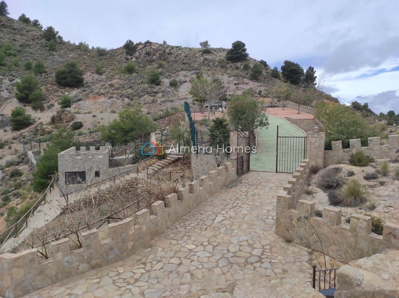 Chalet de 4 habitaciones en Tíjola en venta con piscina - 490.000 € (Ref: 9891335)