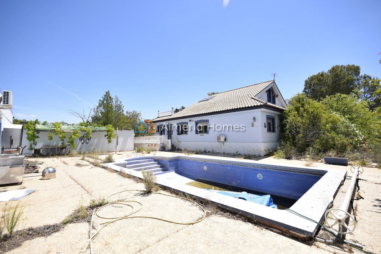 4 bedroom Villa for sale in La Parroquia with pool garage - € 174,995 (Ref: 9905244)