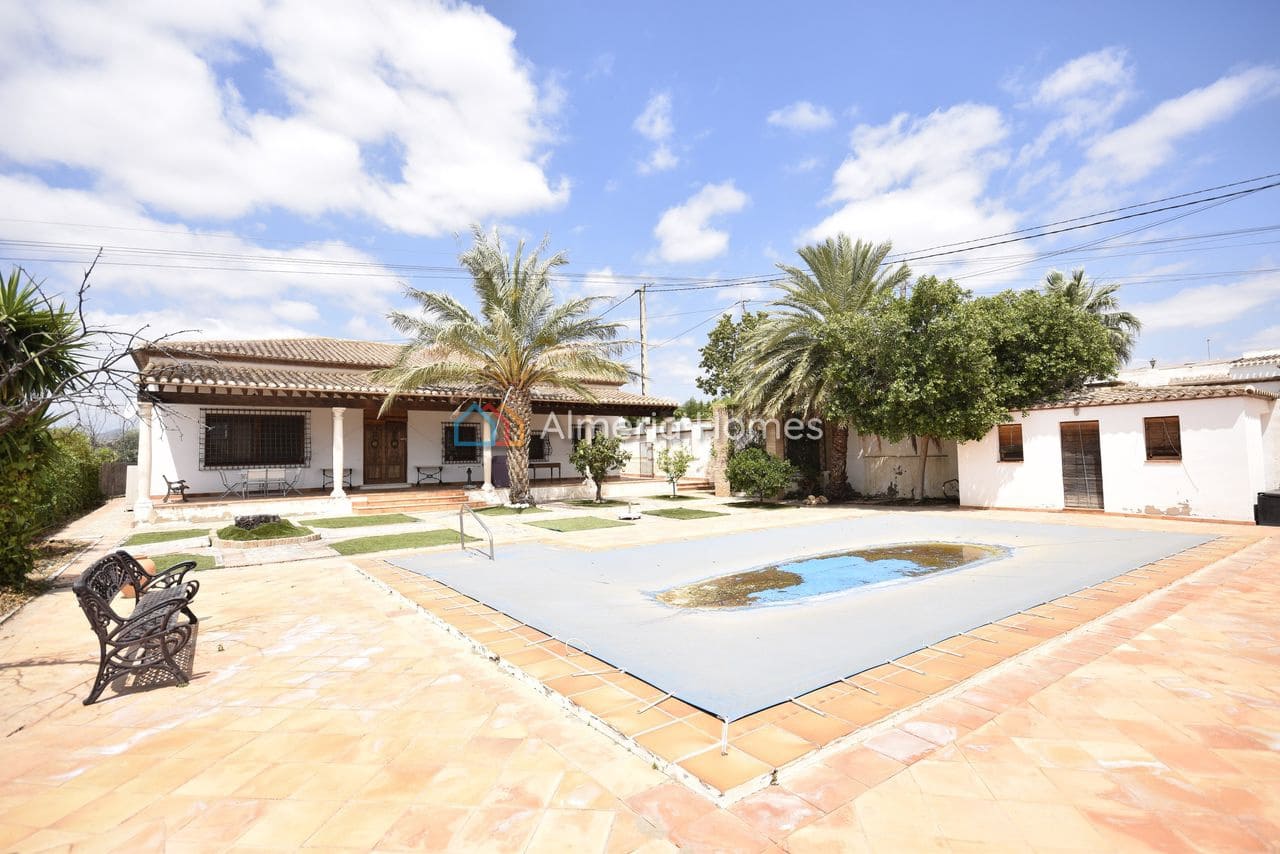 Chalet de 4 habitaciones en Albox en venta con piscina garaje - 389.000 € (Ref: 9908892)