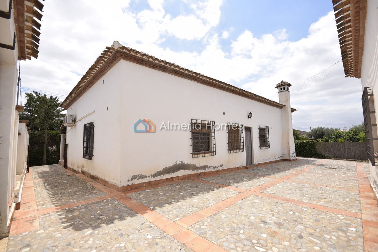 Chalet de 4 habitaciones en Albox en venta con piscina garaje - 389.000 € (Ref: 9908892)