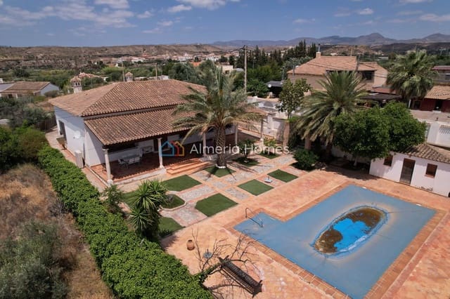 Chalet de 4 habitaciones en Albox en venta con piscina garaje - 389.000 € (Ref: 9908892)