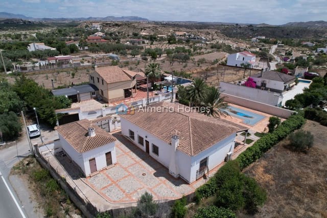 Chalet de 4 habitaciones en Albox en venta con piscina garaje - 389.000 € (Ref: 9908892)