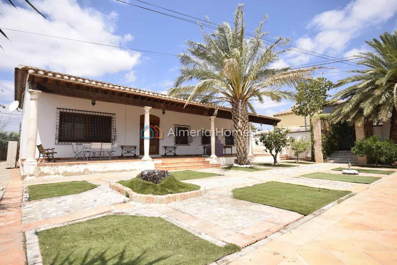 Chalet de 4 habitaciones en Albox en venta con piscina garaje - 389.000 € (Ref: 9908892)