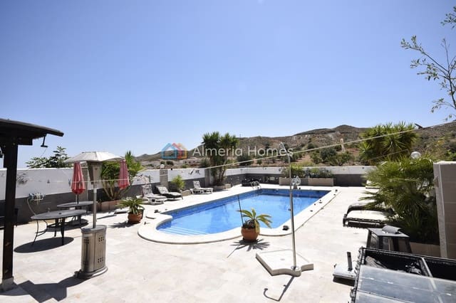 Chalet de 5 habitaciones en Arboleas en venta con piscina garaje - 330.000 € (Ref: 9914789)