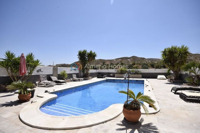Chalet de 5 habitaciones en Arboleas en venta con piscina garaje - 330.000 € (Ref: 9914789)