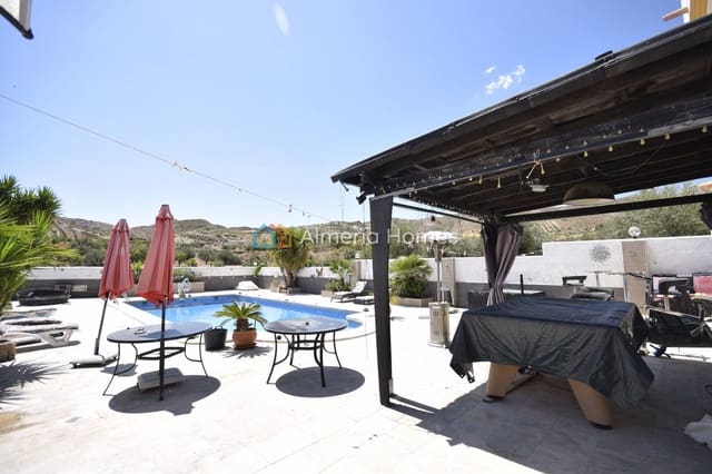 Chalet de 5 habitaciones en Arboleas en venta con piscina garaje - 330.000 € (Ref: 9914789)
