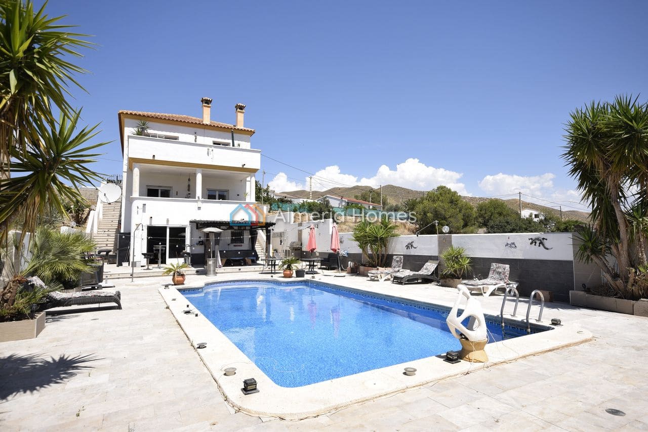 Chalet de 5 habitaciones en Arboleas en venta con piscina garaje - 330.000 € (Ref: 9914789)