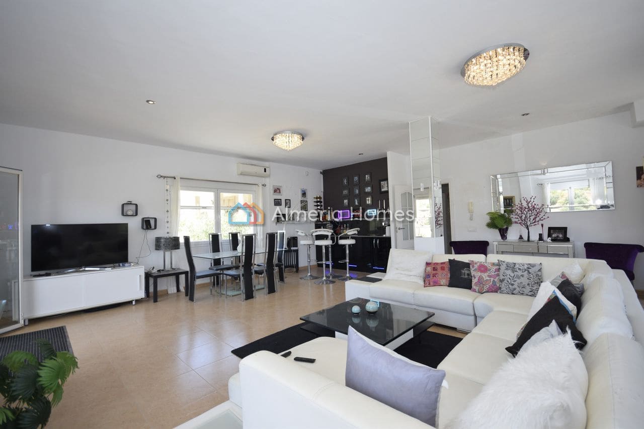 Chalet de 5 habitaciones en Arboleas en venta con piscina garaje - 330.000 € (Ref: 9914789)