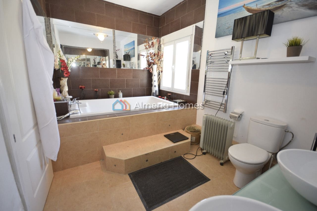 Chalet de 5 habitaciones en Arboleas en venta con piscina garaje - 330.000 € (Ref: 9914789)