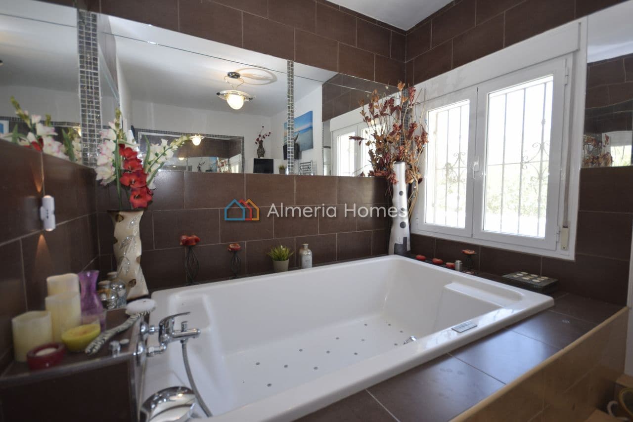Chalet de 5 habitaciones en Arboleas en venta con piscina garaje - 330.000 € (Ref: 9914789)