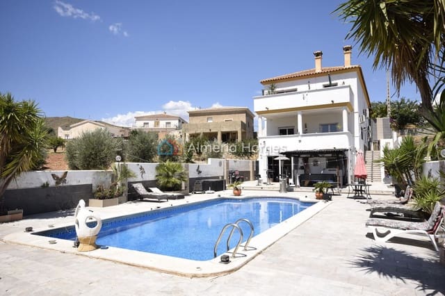 Chalet de 5 habitaciones en Arboleas en venta con piscina garaje - 330.000 € (Ref: 9914789)